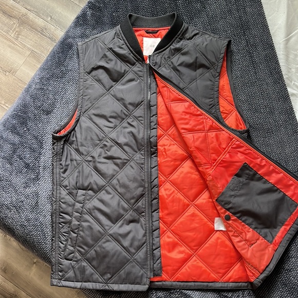 Size M. Men’s black quilted vest, with orange inside. From H&M. - Picture 2 of 4